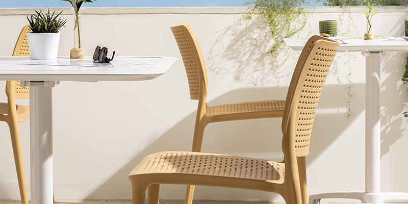 chaises de restaurant ajourées en plastique